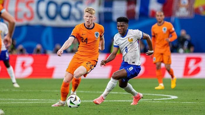 Galatasaray Jerdy Schoutena gitti Orta sahaya PSVnin kaptanı...