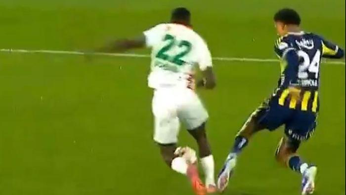 ALANYASPORUN KIRMIZI KART BEKLEDİĞİ POZİSYON