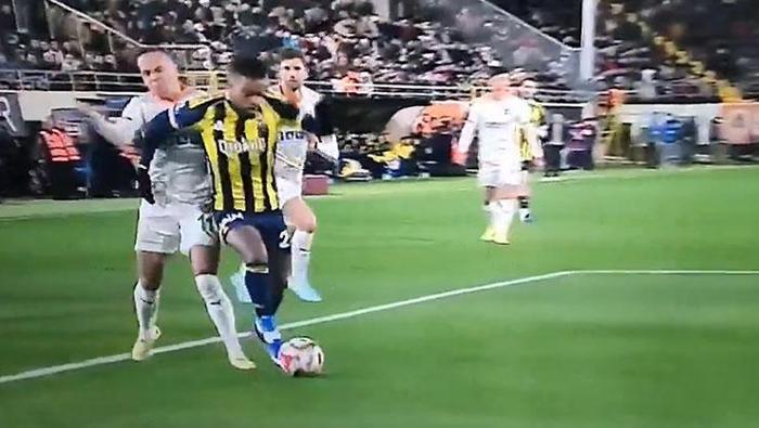 F.BAHÇENİN PENALTI BEKLEDİĞİ POZİSYON