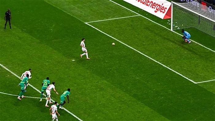 ÖNCE SAHADAN ÇEKİLDİ SONRA ŞAMPİYON OLDU