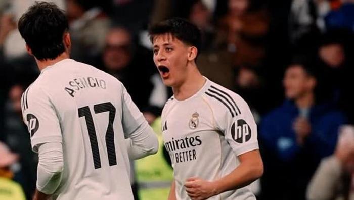 ARDAYI YANINA ÇAĞIRDI