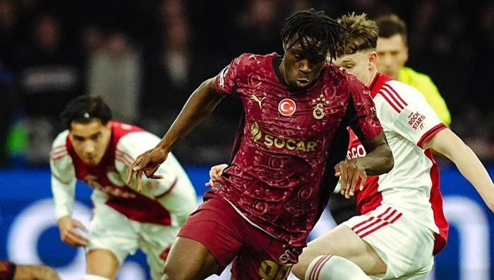 B) Dörtlüde “Defansif Sağ Bek”