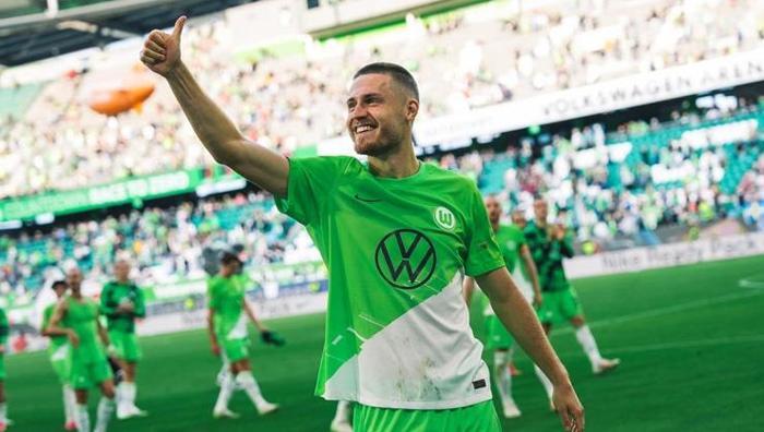 Almanlar da duyurdu
Toplantıdan sızan ilk bilgilere göre, Aslan’ın hedefi Wolfsburg forması giyen Mattias Svanberg. Alman basınında da duyurulan gelişmeye göre, 27 yaşındaki futbolcu Wolfsburg’dan ayrılmaya hazırlanıyor ve Galatasaray, kiralama konusunda kendisiyle anlaşmış durumda. Şu sıralarda Alman kulübü ile Galatasaray Yönetimi arasındaki pazarlıkların devam ettiği bildirildi.