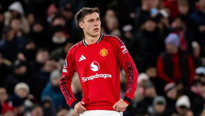 Ugarte'ye onay çıktı
Aylardır Galatasaray’ın transfer listesinde yer alan Manuel Ugarte’ye de hem yönetimden hem de teknik ekipten onay çıktı. Sarı-Kırmızılılar, transfere yeşil ışık yakan Uruguaylı ön libero için Manchester United’la tekrar görüşecek. 24 yaşındaki futbolcu, maliyetinin uygun olması durumunda satın alma opsiyonuyla birlikte kiralanacak.