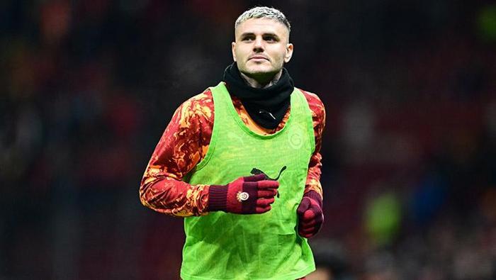 Icardi, Galatasaray'da kalmak için maaşında yüzde 50 indirime gitmeyi kabul ederken sarı-kırmızılı yönetim 1 yıllık sözleşme önerdi. Ancak oyuncu cephesi 2 yıllık sözleşme talep edince ilk tur görüşmelerinden sonuç çıkmadı.