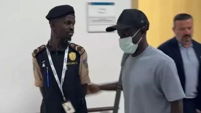 Fenerbahçe'de N'Golo Kante transferinde sürprizler yaşanmaya devam ediyor. Önceki gün transferi bitirmek için Suudi Arabistan'a giden Fenerbahçeli Yönetici Ertan Torunoğulları, Fransız yıldızın transferi için anlaşmaya varmış ve Sarı-Lacivertli taraftarlar heyecanlı bekleyişe geçmişti. Ancak Arabistan'dan gelen haberlerin ardından transfer iptal oldu. Fenerbahçe yaşanan olayların ardından resmi sitesinden Kante transferiyle alakalı açıklamada bulundu.