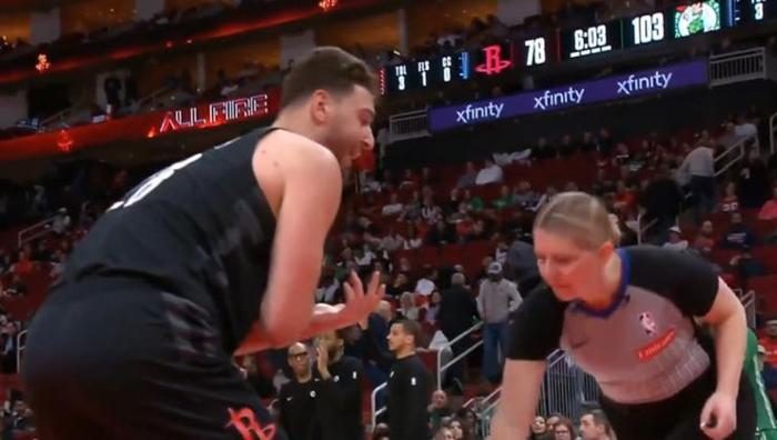 Alperen Şengüne şok Küfür ettiği iddiasıyla oyundan atıldı: Kadın hakem affetmedi