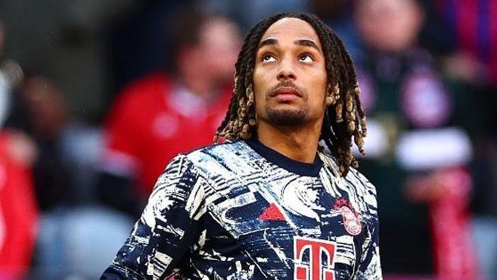 'TEKNİK HATALARI ÇOK FAZLAYDI'
Oynadığında, her zaman teknik hataları çok olan bir oyuncu olarak görülüyordu. Bu yüzden savunmayı dengeleyemedi. Alphonso Davies de benzer bir profile sahip bir oyuncu. Hızlı ve dinamik.