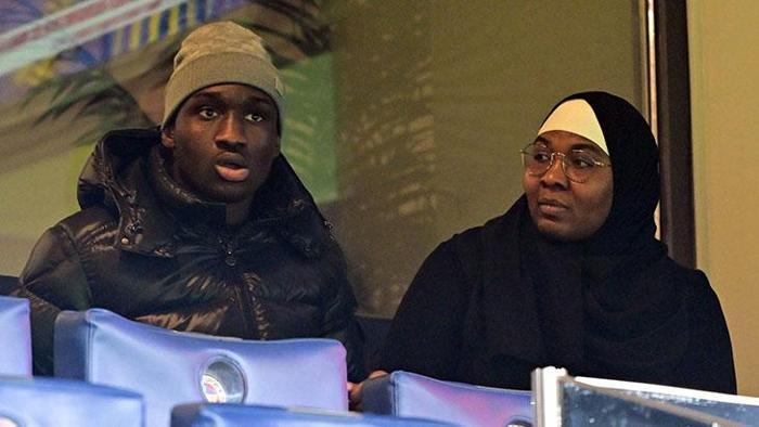 SİDİKİ VE ANNESİ MAÇTA
Öte yandan, Fenerbahçe'nin bir diğer yeni transferi Sidiki Cherif de mücadeleyi annesiyle birlikte tribünden takip etti.