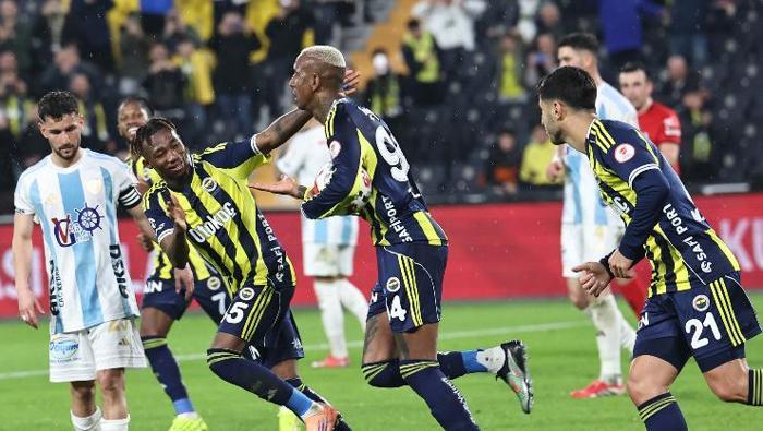 ACİL DURUMDA TALISCA & ASENSIO
Fenerbahçe ilk yarıda hücumda varlık gösteremedi. Tedesco, bu sezon takımı sırtlayan iki yıldızı Marco Asensio ve Talisca’ya sarıldı. Müthiş ikili, bir kez daha SarıLacivertliler’i ipten aldı. Asensio, 52. dakikada attığı golle skorda eşitliği sağladı. Talisca, 70’te kaleci Erkan’ın üzerinden şık bir aşırtma vuruşla takımını öne geçirdi. Sambacı, 78. dakikada ise kendisine yapılan penaltıda topun başına geçti ve bir kez daha kaleci Erkan’ı avladı. Talisca, 33 maçta 19 gole ulaşırken; Asensio da 27 karşılaşmada 11 kez fileleri havalandırdı.