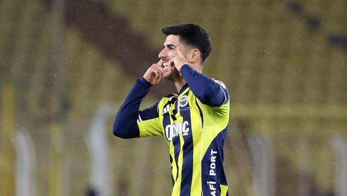 ASENSIO İLE SEVİYE FARKI! / ZAFER BÜYÜKAVCI - FANATİK
Kerem açısından üzerindeki ölü toprağını atmak için bir şanstı. Alvarez maç ritmini kazanmak, Oğuz Aydın kadro rotasyonunda ön sıralara yükselmek, Çağlar kendisinden bu kadar çabuk vazgeçilmesinin hata olduğunu göstermek, Fred dosta düşmana o muhteşem futbolcuyu yeniden sahnelemek amacıyla sahadaydı. İlk 45 dakikada hiçbiri olmadı! Tedesco’nun Oğuz, İsmail, Alvarez ve Musaba’yı soyunma odasında bırakıp Asensio, Talisca, Mert Müldür ve Guendouzi’yi sahaya sürmesi gayet doğaldı. Ancak bir teknik adam, devre arasında 4 oyuncu birden değiştiriyorsa, oyundan aldığı futbolcuların mesajı algılaması şart.