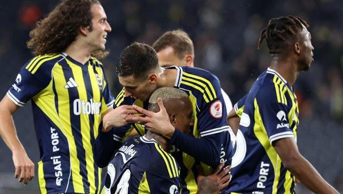 TALISCA'NIN KARAKTERİ
Asensio, Fenerbahçe’nin sahadaki futbol aklı. Attığı, attırdığı goller elbette önemli; ancak sadece bireysel performansıyla açıklanamaz etkisi. Onun varlığında Fred’in pas yüzdesi artıyor, Kerem’in hücum gücü kariyerine yakışır seviyeye yükseliyor, Nene başka bir oyuncuya evriliyor. Yani onunla birlikte Fenerbahçe’nin oyunu seviye atlıyor. Ve Talisca... Üzerindeki Arabistan izlerini hızla siliyor Brezilyalı. Temposu yükseliyor, fizik gücü artıyor. Her şeyden önemlisi artık sahada keyif alıyor, keyif veriyor. Nesyri ve Duran’ın yokluğunda onun koyacağı karakter, Fenerbahçe için hayati önem taşıyor. Son sözlerimiz de Erzurumspor’a. İlk yarıda mükemmel oynadılar. 6 maçta 6 galibiyet almış; 13 gol atmış, sadece 1 gol yemişlerdi. Formdaydılar. Süper Lig’e dönmek için mücadele ediyorlar. Gözüken o ki; şu an Süper Lig’de varolan en az 4-5 takımdan daha çok Süper Lig’e yakışırlar.