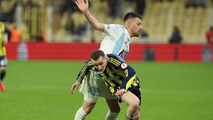 Maçın ardından FANATİK yazarları, Sarı Lacivertliler'in performansını değerlendirdi. Usta isimlerden yıldız futbolcuya övgü dolu sözler geldi. Ayrıca Fenerbahçe'nin ilk yarı oyunu için de dikkat çeken eleştiriler vardı.