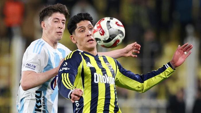 FABRİKA AYARLARINA DÖNDÜ
Tedesco, oyun kuramayan, topu öne doğru taşıyamayan bu üçlüden İsmail ile Alvarez’i devrede çıkarıp Guendouzi, Asensio, Talisca ve Mert Müldür’ü oyuna sürdü. Tedesco’nun bu değişikliklerinin ardından Fenerbahçe sahada fabrika ayarlarına döndü. Kerem sola, Talisca santrfora, Asensio da en konforlu olduğu santrfor arkasına geçti ve sonra maçın ibresi Fenerbahçe’yi göstermeye başladı. Asensio, Fenerbahçe için en vazgeçilmez karakter. Yeteneklerini fizik kalitesiyle uyum içinde kullanıyor ve hemen her maça etki ediyor. O, sahadayken Fenerbahçe’nin özgüveni yükseliyor, Talisca’dan Nene’ye kadar herkes hücum aksiyonlarının içinde kendine yer buluyor. İspanyol yıldızın resitali, Talisca’nın 2 golü, Kerem ile Nene’nin ikinci yarı uyanışları gecenin önemli detaylarıydı.