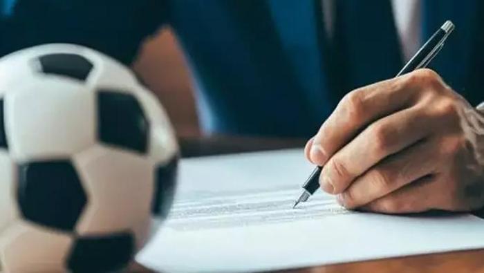 Süper Lig'de ara transfer döneminin kapanmasına saatler kala gelişmeler peş peşe gelmeye devam ediyor. Ligin lideri Galatasaray'da sürpriz bir gelişme yaşandı.