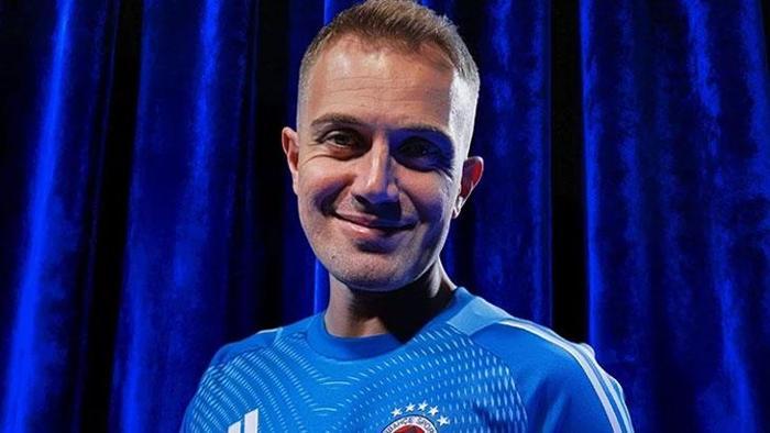 MERT GÜNOK
Fenerbahçe, altyapıda yetişen ve uzun yıllar formayı giyen Mert Günok’u yeniden kadrosuna kattığını açıkladı. Milli kaleci kendisini 2.5 yıllığına sarı lacivert renklere bağlayan sözleşmeye imza attı.