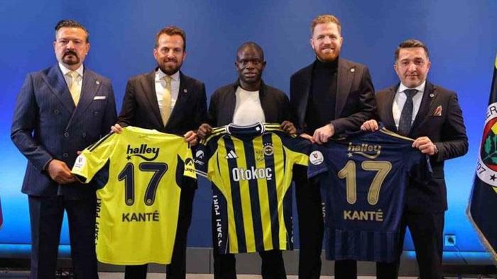 N'GOLO KANTE
Fenerbahçe günlerce uğraş verdiği N'Golo Kante'yi renklerine bağlamayı başardı. Fenerbahçe, Kante'ye 14.4 milyon Euro imza parası ödeneceğini 2025-2026 sezonu için ise 5.5 milyon Euro maaş verileceğini açıkladı. Fransız yıldız ayrıca 2026-2027 ve 2027-2028 sezonlarında ise 11 milyon Euro maaş kazanacak.
