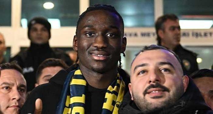 Tedesco'nun ufak bir sakatlığı bulunan Cherif'i tamamen iyileştikten sonra ilk 11'e monte etmeyi hedeflediği ve 19 yaşındaki futbolcunun takım planında önemli bir yere sahip olacağı aktarıldı.