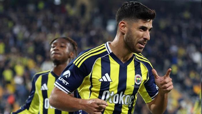 ETKİSİ DÜM TAKIMA YAYILIYOR
İspanyol oyuncunun etkisi tüm takıma yayılıyor. Fenerbahçe iddialı hedefler peşinde ve Asensio, sessiz bir lider. Fenerbahçe, maçın sonuçlarını belirleyen ve önceki sezonlarda kaybolan özgüvenini yeniden kazanan bir oyuncu buldu. Asensio, yeniden rekabet içinde olmak ve zirvede yer almak için yarışıyor. İspanya'da gelen teklifleri de reddetti ve Fenerbahçe'yi seçti. Bu kararın neticesinde; Türkiye'deki istikrarlı sezonu ile beraber, planının doğru işlediğini gösteriyor. Isco gibi yeniden doğdu ve bir kez daha kilit oyuncu rolünü üstlendi. Haklı olarak, milli takıma çağırılması bekliyor.