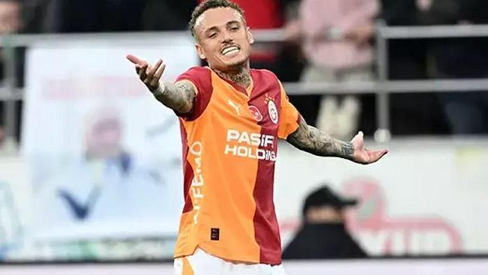 'BEN GALATASARAY'IM'
Noa Lang, maç sonrası kendisine yöneltilen “Sen Hollandalı Neymar mısın” sorusuna ise “Hayır, ben Galatasaray’ım” cevabını vererek gülümsedi. Stil ve pozisyon olarak kendisine çok benzeyen Barış Alper Yılmaz’la da karşılıklı olarak takipleşmeye başlayan Lang, kısa sürede takıma adapte olarak ne kadar isabetli bir tercih olduğunu şimdiden gösterdi. Okan Buruk, Noa Lang’dan hem sol kanatta hem de forvet arkasında yararlanmanın planlarını yapıyor.