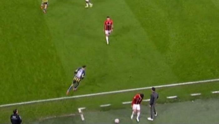 TEDESCO KIRMIZI KART GÖRMELİ MİYDİ?
Deniz Çoban: 'Herhangi bir teknik sorumlusu ya da teknik alanındaki herhangi birisinin rakip takımın taç atışını geciktiriyorsa kırmızı karttır.'Bahattin Duran: 'Vakit geçirtme amaçlı kendi takımına topu vermezse ihtar, eğer rakip takımın oyunu başlamasına engel olursa ihraç edilmesi gerekir.'