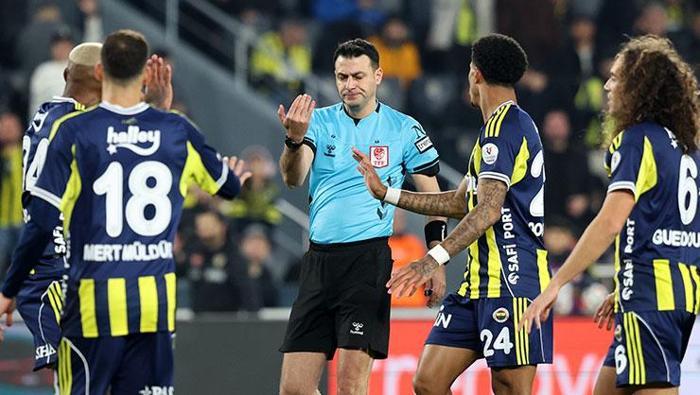 KARARLARI TARTIŞILDI
Karşılaşmanın hakemi Ali Şansalan'ın çaldığı düdükler çok konuşuldu. Ayrıca verdiği penaltı kararı sosyal medyada büyük tartışma konusu oldu.