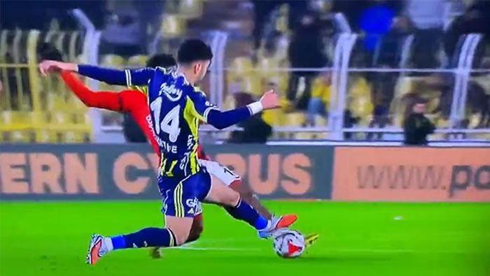 YİĞİT EFE'NİN SARI KART GÖRDÜĞÜ POZİSYON
Bülent Yıldırım: 'Yiğit Efe'nin ayağı sınırda. Ardından topu kontrol ettikten sonraki hamlesi gereğinden fazla riskli. Eğer Yiğit Efe'nin kramponunun tabanı daha yukarıda olsaydı net bir kırmızı kart olurdu, çok sınırda bir pozisyon. Hakem kırmızı verse kimse bir şey diyemez ama ekrandan baktığımızda sarı kartı doğru buldum.'Deniz Çoban: 'Hareket çok sınırda.'Bahattin Duran: 'Ben sahada bunun kırmızı kart olduğunu düşünüyorum, ilk basması da çok masum değil. Bu pozisyonun ardından Yiğit Efe kırmızı kart ile ihraç edilmeliydi.'