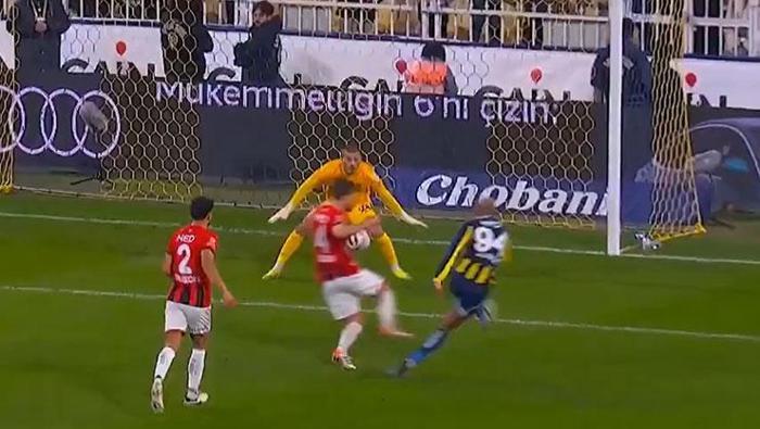 FENERBAHÇE'NİN PENALTI KAZANDIĞI POZİSYON
Bülent Yıldırım: 'Bu pozisyon bende hiçbir zaman penaltı çağrışımı yapmayan pozisyonlardan biri. Bu kadar muğlak bir pozisyon için video hakem müdahalesini ise asla kabul etmiyorum. Video hakem kanıtlanabilecek ihlallerde devreye girer, burada saçma ve gereksiz bir müdahale gerçekleşmiş. Hakem de kolayı seçip penaltı vermiş. Keşke penaltı vermeseydi. Penaltı yok.'Deniz Çoban: 'Video hakem müdahalesi yanlış, elle oynama hakemin yorumuna kalmış. Son kararım ise yanlış bir VAR müdahalesi, yanlış bir izletme, Ali Şansalan bu pozisyonu en az 40 saniye izlemeliydi. Pozisyonda ise oyuncu ne topun eline geldiğini görüyor, ne de çekecek zamanı var. Elle oynamanın hiçbir kriteri yok. Tek bir kriterini dahi bulamıyorum. VAR müdahalesi de penaltı da yanlış.'Bahattin Duran: 'VAR müdahalesi de hakemin kararı da yanlış. Böyle penaltı olmaz.'