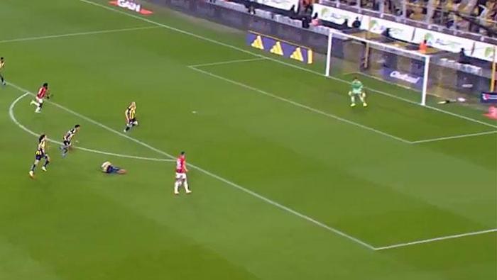 OĞULCAN ÜLGÜN'DEN FAIR-PLAYLİK HAREKET
Karşılaşmanın 40. dakikasında Oğulcan Ülgün ile çarpışan Mert Müldür yerde kaldı. Pozisyonun devamında ise Göktan'ın pasında topla buluşan Oğulcan Ülgün kaleye gitmedi ve oyunu durdurdu. Bu hareketin ardından karşılaşmanın hakemi Ali Şansalan, Oğulcan Ülgün'ü tebrik ederken, Fenerbahçeli taraftarlar ise yapılan hareketi ayakta alkışladı.