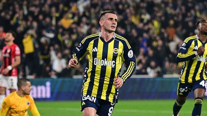 KEREM AKTÜRKOĞLU 8 MAÇ SONRA SAHNEDE
Trendyol Süper Lig'in 21. haftasında Fenerbahçe, Gençlerbirliği'ni 3-1 yenerken, Kerem Aktürkoğlu 2 gol kaydetti. Karşılaşmanın 27. dakikasında Marco Asensio'nun topuk pasında ceza sahasında topla buluşan Kerem, kaleciyle karşı karşıya yaptığı vuruşta topu filelere gönderdi. Kerem, bu golden 6 dakika sonra ise sol kanattan Mert Müldür'ün getirdiği topa gelişine vuruşunu yaparak golünü kaydetti. Bu sezon sarı-lacivertli formayı 14'ü ilk 11 olmak üzere 17 maçta terleten Kerem, Kayserispor maçında gole imza atmıştı. 27 yaşındaki futbolcu, bugün attığı gollerle ligde 3. golüne ulaştı.