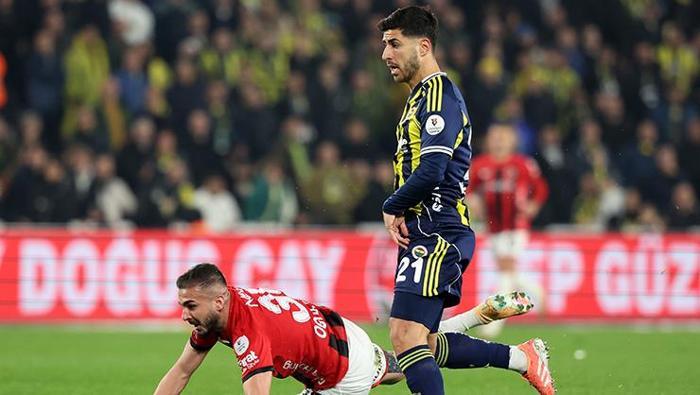 Fenerbahçe'nin yaz transfer döneminde kadrosuna kattığı Marco Asensio adeta ikinci baharını yaşıyor. Fenerbahçe’nin Gençlerbirliği’ni 3-1 mağlup ettiği karşılaşmada Marco Asensio’nun Kerem Aktürkoğlu’na yaptığı asist, maçın önüne geçti. İspanyol yıldızın topuk pası ülkesinde büyük yankı uyandırdı.