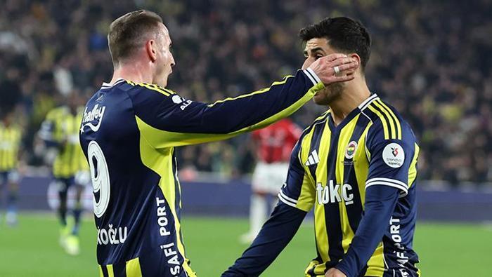 Asensio, ilk 11’de sahaya çıktı ve Fenerbahçe formasıyla N'Golo Kanté'nin ilk maçında (Kanté 62. dakikada oyundan alındı) tüm dikkatleri üzerine çekti. Balearlı yıldız, 11. dakikada gelen 1-0'lık golün başlangıcında da rol oynadı: Talisca’ya ara pası attı, Brezilyalı oyuncunun orta denemesi sonrası top ceza sahasında Zuzek’in eline çarptı. Hakem penaltı noktasını gösterdi ve penaltıyı Talisca gole çevirdi.