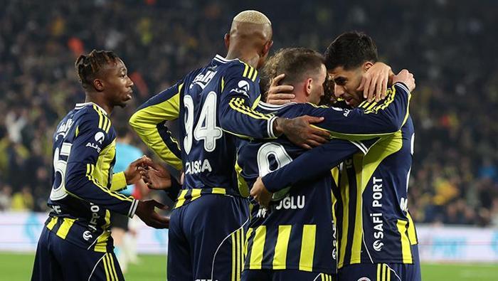 Asensio’nun 'sanat eseri' niteliğindeki hareketi ise gecikmedi. Kanté'den topu aldı, kaleye sırtı dönük halde inanılmaz bir topuk pası çıkardı. Bu pası değerlendiren Kerem Aktürkoğlu, 27. dakikada kaleci Ricardo Velho ile karşı karşıya kaldığı pozisyonda topu ağlara gönderdi. Fenerbahçe’nin 21 numaralı oyuncusunun istatistikleri yükselmeye devam ediyor: Bu sezon tüm kulvarlarda çıktığı 28 maçta 11 gol ve 8 asist üretti.