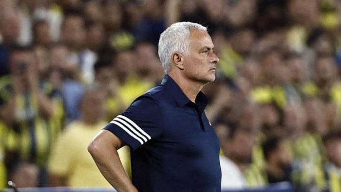 2025-2026 sezonuna Fenerbahçe'nin başında başlayan Jose Mourinho, Şampiyonlar Ligi'nden elenmesinin Portekiz Ligi ekiplerinden Benfica ile sözleşme imzaladı.