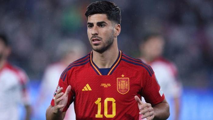 DEPLASMAN PERFORMANSI ÇOK KRİTİK
Real Madrid'den ayrılmadan önceki son sezonunda (2022-23)  20 gol katkısı sağlayan Asensio bu rakamı daha da geliştirmek üzere. Süper Ligi'nde Başakşehirli Shomurodov'un (19 ardından Asensio (16) skor katkısı alanında ikinci sırada yer alıyor. Dün akşam yıldız ismin bir topu da direkten döndü. Asensio'nun deplasman performansı Fenerbahçe'yi şampiyonluk yarışında tuttu. İspanyol yıldız 7 deplasman maçında ya gol attı ya asist yaptı.