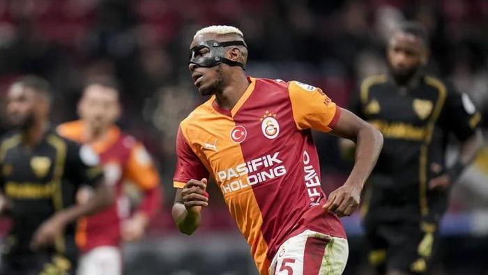 GEÇEN SEZONUN GOL KRALI
Geçen sezonu gol kralı olarak tamamlayan Nijeryalı dünya yıldızı, bu sezon da Süper Lig'de oynadığı son 5 maçta 6 gol, 1 asistlik performans sergiledi.