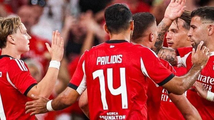 TEK BAŞARAN BENFICA
Avrupa’nın büyük liglerinde Fenerbahçe’nin dışında bu sezon yenilgi yüzü görmeyen tek takım Benfica. İki ekibin ortak noktası ise Jose Mourinho. Dünyaca ünlü teknik adam, ligin ilk 2 haftasında Sarı-Lacivertliler’in başındaydı. Mou daha sonra Benfica’nın yolunu tuttu. Kırmızı-Beyazlılar da aynı Fenerbahçe gibi 21 maçta 14 galibiyet ve 7 beraberlik aldı.