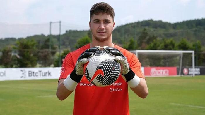 SÖZLEŞMESİ DEVAM EDİYOR
Konyaspor ile 1.5 yıl daha sözleşmesi olan Deniz Ertaş, gösterdiği performansla U21 Milli Takımı'na kadar yükseldi ve genç eldivene geleceği yıldızı gözüyle bakılıyor.