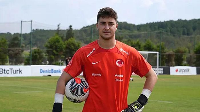 GALATASARAY'IN GÜNDEMİNDE DENİZ ERTAŞ VAR
Bu bağlamda gündeme gelen isim ise Konyaspor'un 20 yaşındaki file bekçisi Deniz Ertaş oldu. Sarı-kırmızılıların genç kaleci için sezon sonunda Konyaspor ile pazarlık masasına oturacağı belirtildi.