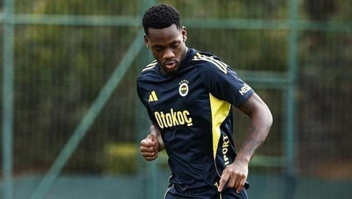 'KEMİK İLTİHABI SORUNU, VILLA'DA DA YAŞANMIŞTI'
Sıradışı bir karaktere karşı sabır ve özel ilgi göstermişlerdi ve Duran'ı 55 gün boyunca sahalardan uzak tutan ve Süper Lig'de sadece 10 maça çıkmasına neden olan kemik iltihabı sorununun ardından, bu özenin meyvelerini toplayacaklarına inanıyorlardı. Yani bu, Fenerbahçe'nin Duran'ın getireceği faydadan çok zarar getireceğine karar vermesi durumu değildi; bu durum Villa'da yaşanmıştı.