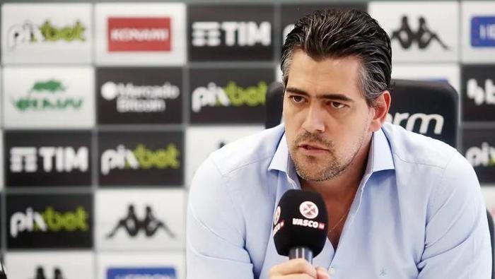 Brezilya Serie A ekiplerinden Atletico Mineiro Sportif Direktörü Paulo Bracks, iki yıldız futbolcu için de transfer görüşmelerinde bulunduklarını itiraf etti.