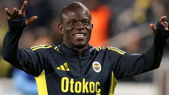 KANTE %35
Fransız yıldız, Gençlerbirliği karşısında 11’de sahaya çıkarak Sarı-Lacivertli formayı ilk kez sırtına geçirdi. Aslında Guednozui’nin ideal partneri olarak görülüyor. Ancak Gençlerbirliği maçında çok hazır görünmedi. Pas hataları ve top kayıplarıyla dikkat çekti. Öte yandan Trabzonspor’un Folcarelli-Oulai ikilisinden oluşan tempolu orta sahasına yanıt vermek için Kante, her şeye rağmen ön plana çıkan isim. Üstelik bu tarz maçlardaki tecrübesi de 34 yaşındaki oyuncuyu favorilerden biri yapıyor.