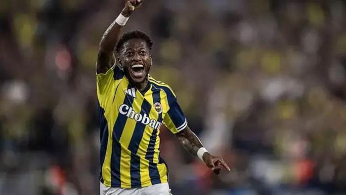 FRED %10
Sambacı, ilk sezonunda takımın vazgeçilmeziyken, yaşadığı form düşüklüğüyle birlikte bu sezon kulübeye mahkum kaldı. Fred, ara transfer döneminde ayrılığın kıyısından döndü. Bunun moral bozukluğunu yaşadı. Buna rağmen bu sezonki en iyi maçlarını da son haftalarda oynadı. Ayrıca Trabzon, Fred’in en sevdiği deplasmanlardan biri. Brezilyalı oyuncu, Bordo-Mavililer’e karşı Akyazı’daki 2 maçta da ağları sarstı, 3 gol sevinci yaşadı. Ancak bu performansı bile onun rekabette en geride kalmasına engel olamayabilir.
