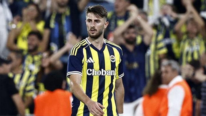 İSMAİL %20
Milli futbolcu, bu sezon performansını artıran isimler arasında. Buna rağmen Domenico Tedesco’nun zaman zaman öğrencisini yedek bıraktığı dönemler oldu. İsmail, Gençlerbirliği’nin baskısını artırdığı anlarda oyuna girerek bunu kırmış ve kontrolün yeniden Fenerbahçe’ye geçmesini sağlamıştı. Bir Türk oyuncu olarak bu tarz maçların önemini çok iyi biliyor. Guendouzi ile iyi bir ikili olmayı da başardı. Buna rağmen Kante ve Alvarez gibi isimlerin önünde ilk 11’de başlaması sürpriz olur.