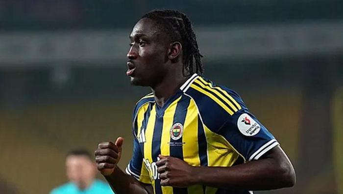 Yönetim çok uğraşmasına rağmen bu bölgeye takviye yapamayınca, kadroda tek ‘gerçek’ forvet olarak Angers’den gelen Sidiki Cherif kaldı. 19 yaşındaki oyuncu, kariyerinde hem kanatlarda hem de ileri uçta görev yaptı.