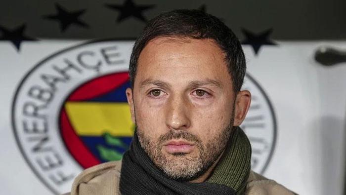 Domenico Tedesco, antrenmanlarda kendini kanıtlamak için elinden geleni yapan ve hırslı bir şekilde çalışan öğrencisiyle yakından ilgileniyor.