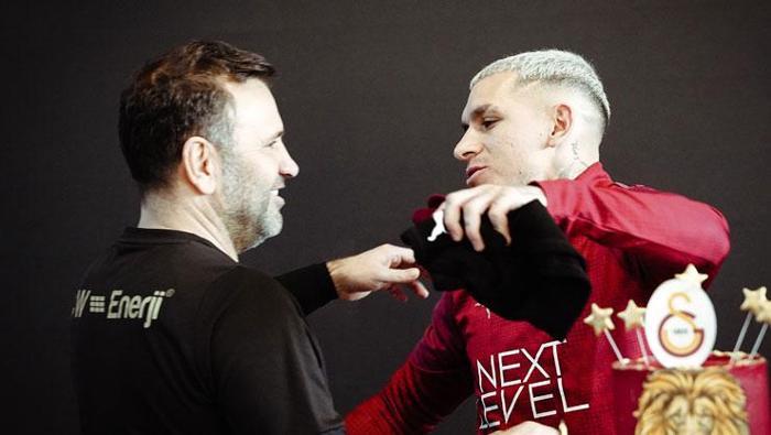 'ŞAMPİYONLUKLARDA BÜYÜK PAYI VAR'
Galatasaray Teknik Direktörü Okan Buruk, Uruguaylı ön libero Lucas Torreira’nın 30. yaş günü partisine katıldı. Burada futbolcularıyla birlik olan Aslan’ın hocası, 