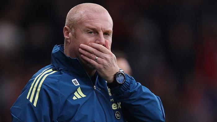 Temsilcimiz Fenerbahçe’nin UEFA Avrupa Ligi’ndeki rakibi Nottingham Forest’ta hareketlik saatler yaşanıyor. Kırmızı-beyazlı kulübün son oynadığı Premier Lig karşılaşmasında Wolverhampton’a karşı istediği sonucu alamayan ekipte yönetim ani bir karar ile teknik direktör Sean Dyche ile yollarını ayırma kararı aldı.