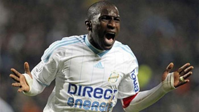 'TRANSFERİM RAHATSIZ ETTİ'
“Marsilya’dan ayrılıp Fenerbahçe’ye transfer olmam birçok Marsilya taraftarını üzdü, hatta rahatsız etti. Ancak olayların perde arkasını herkes bilmiyor. Kulüp, iyi bir sezon geçirmem halinde sözleşme şartlarımın iyileştirileceğine dair bana söz vermişti. Ben de bu güvenle takımda kalmayı tercih ettim. O sezon hem takım olarak büyük bir başarı yakaladık hem de bireysel anlamda kariyerimin en iyi dönemlerinden birini geçirdim; sezonu gol kralı olarak tamamladım ve şampiyonluk yaşadık. Bana göre söz verilen iyileştirme için gereken tüm kriterleri yerine getirmiştim. Fakat sezon sonunda yönetimle yaptığım görüşmede bunun mümkün olmadığını ve yaşımın ilerlemiş olduğunu söylediler. İşte o an Marsilya ile aramızdaki bağ fiilen kopmuş oldu.”