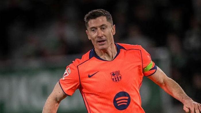 SÖZLEŞMESİ SONA ERİYOR
Haberin detaylarında Barcelona ile sözleşmesi sezon sonunda sona erecek 37 yaşındaki Polonyalı yıldıza, Chicago Fire, Milan, Atletico Madrid ve Suudi Arabistan'dan da teklifler olduğu belirtildi.